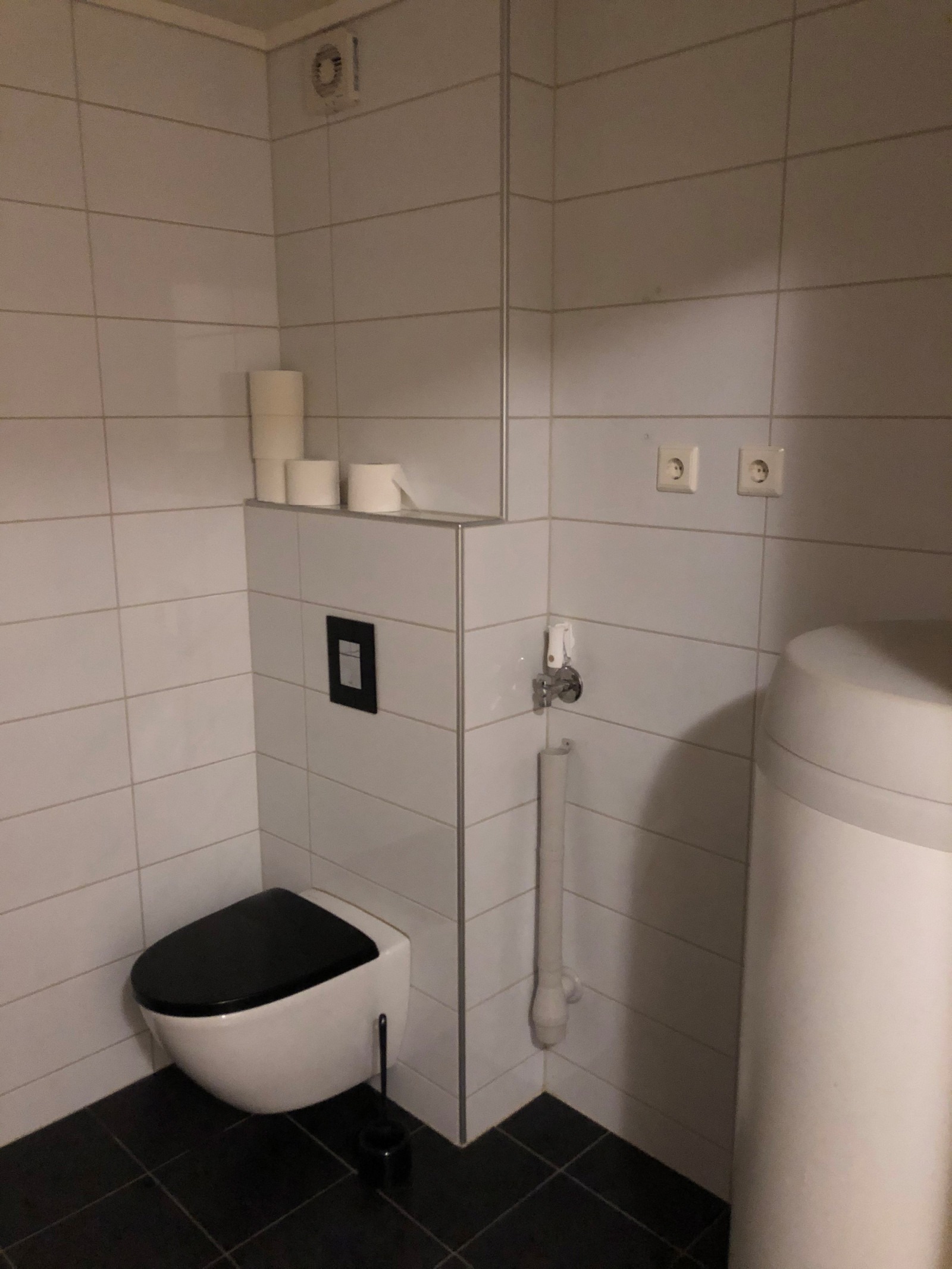 Bad med opplegg for vaskemaskin og tørketrommel